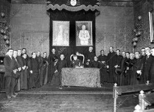 El señor obispo de Madrid-Alcalá (X) Presidiendo la primera reunión de A...