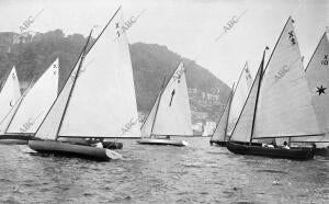 Aspecto de la bahía al comenzar la reciente regata de los Balandros