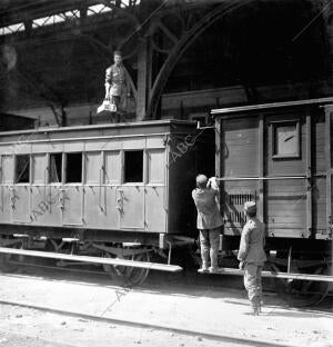 En la estación del Norte, de Madrid Soldados de Ingenieros examinando los...