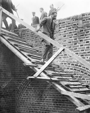 Su majestad el Rey D. Alfonso Xiii Recorriendo las Obras del futuro hotel real