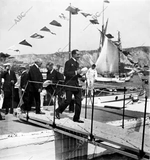 Llegada de D. Alfonso Xiii al desembarcadero de la Constructora Naval