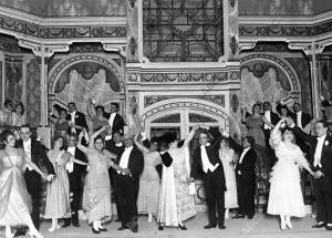 Una escena de la Opereta "la Reina del Cine", Estrenada anoche para la...