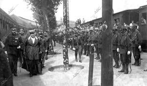 Su Alteza, al llegar A Barcelona, Revistando las Tropas que le Tributaron...