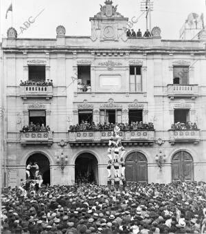 La plaza del ayuntamiento durante los Ejercicios de Los "Xiquetes de Valls", en...