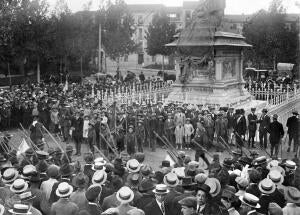 El monumento A Cristóbal colón durante la manifestación Celebrada para...