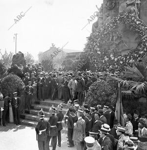 Autoridades y Comisiones al pie del monumento A Colón, después de Colocada la...