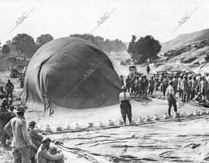 Soldados Franceses Preparando un globo cautivo
