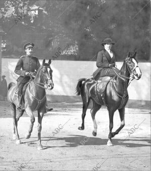 Sus Majestades los Reyes doña victoria y don Alfonso en sus Paseos Matinales A...