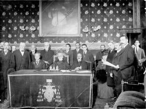 El rector Honorario, Sr. Azcárate (1), Presidiendo el acto en que Tomó posesión...