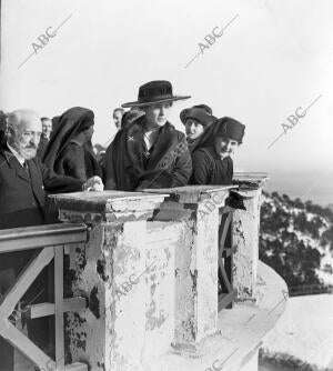 En el sanatorio de Guadarrama S. M. la Reina victoria Eugenia Contemplando el...