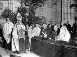 El obispo de Sigüenza Dando la bendición nupcial A la Srta