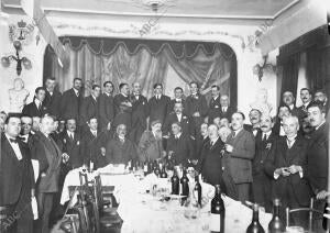 Banquete con que ayer se Festejó el Xv aniversario de la fundación de la...
