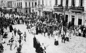 La procesión A su paso por la calle de Alfonso Xiii