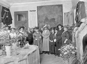 S. A. R. la Infanta doña Isabel Visitando la exposición de Ornamentos Sagrados,...