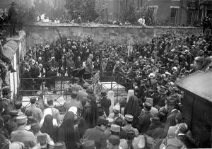 El General Pershing pronuncia un discurso ante la tumba de la Fayette en el...