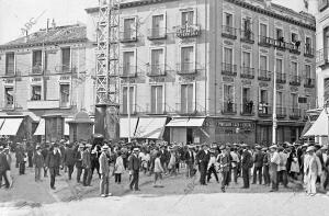 Otro aspecto de la huelga en Madrid - Grupos de Huelguistas en la plaza de santo...
