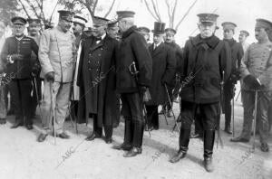 El Sr. la Cierva (1) con el coronel director de la academia de Infantería,...