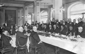 Los Ministros de la Gobernación, Sr. Bahamonde (Juan 1), y de Fomento, Sr....