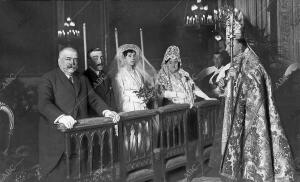 El obispo de Madrid-Alcalá Bendiciendo la boda de la Señorita María del Pilar...