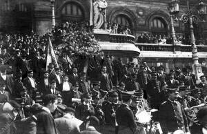 La procesión Cívica al salir del ayuntamiento para ir al cementerio de Mallona A...