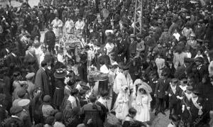 Procesión de las Escuelas Pías, en la que figuraron centenares de niños que,...