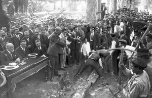 El gobernador Civil, Sr. González Rothwos (X), Presidiendo la inauguración de...