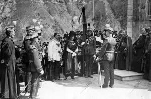 La bandera regalada por las Señoras Asturianas al regimiento de Covadonga,...