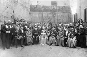 La Infanta Doña Isabel en Barcelona con los concurrentes al banquete dado por el...