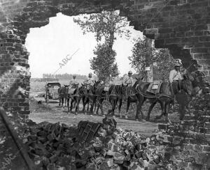 Un grupo de Soldados de artillería al regreso A su acantonamiento fecha Aprox