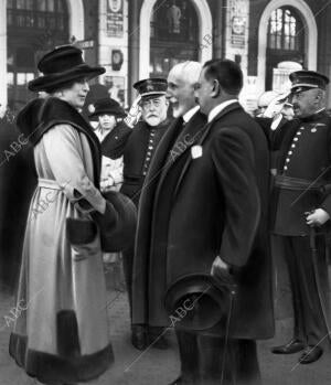 S.M. doña victoria Eugenia, Conversando con el presidente del consejo y los...