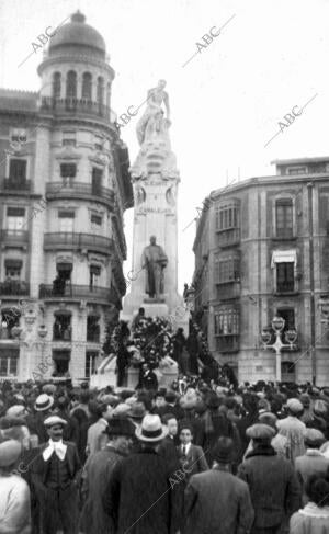 El vecindario Depositando Coronas en el monumento del insigne político el día...