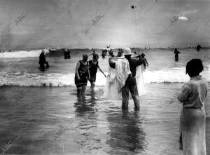 Bañistas disfrutando de una de las playas de San Sebastián