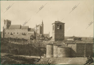 Vista de la iglesia de la Vera Cruz, al fondo el Alcázar