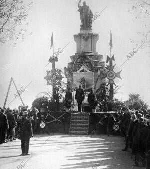 El altar levantado al pie del monumento A Roger de Lauria, donde se Dijo el...