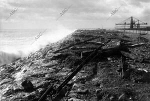 Estado en el que quedaron, después del temporal, la vía férrea y el muelle de...