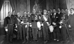 Los Gobernadores Civil (1) y Militar (2), con el Sr. Pombo (3), presidente de la...