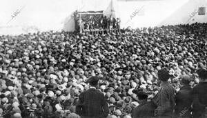 Mitin celebrado por los Gremios en huelga en un solar de la calle de la...