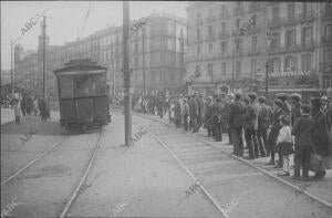 Salida del primer coche de ferrocarril Eléctrico, guiado por Ingenieros...