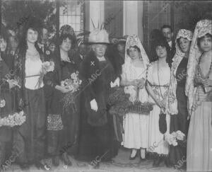 S.A.R. la Infanta doña Isabel (X), Rodeada de las Artistas que Tomaron parte en...