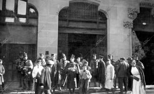 Salida de la oficina de correos de los soldados encargados de distribuir la...