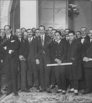 S.M. el Rey (1), con el ministro de instrucción Pública (2), en el reparto de...