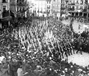 Desfile por la plaza de Zocodover, con dirección al Alcázar, de los Alumnos de...