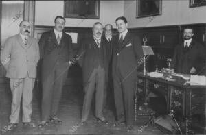 El senador D. Antonio royo Villanova (1) con el Alcalde (2) y Otros Concurrentes...