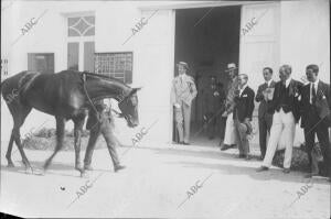 S.M. el Rey (X), en el Hipódromo, Presenciando la subasta de un caballo ganador