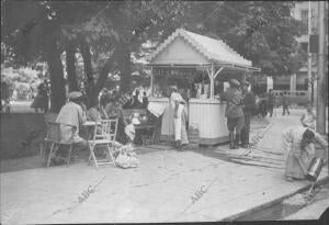 Gente Tomando Patatas Fritas y cerveza fresca