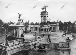 Junto al estanque, el monumento a Alfonso XII