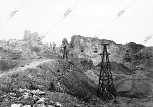 El mineral Extraido se Transporta por medio de Trenes Aereo de los Pozos al...