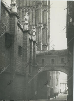 (Ca.). El arco de Palacio