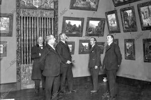 Un aspecto de la exposición de Cuadros del pintor Enrique Vera Inaugurada Ayer