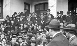 El arzobispo con sus Familiares, las Autoridades y el fundador de las Escuelas...